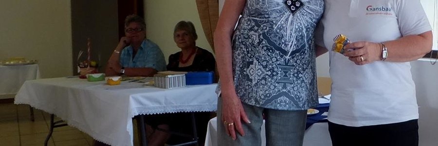 Links is Annette van Zyl (voorsitter) saam met Glenda Kitley (Bestuurder: Gansbaai Toerisme) tydens die Bietoubossers se onlangse byeenkoms